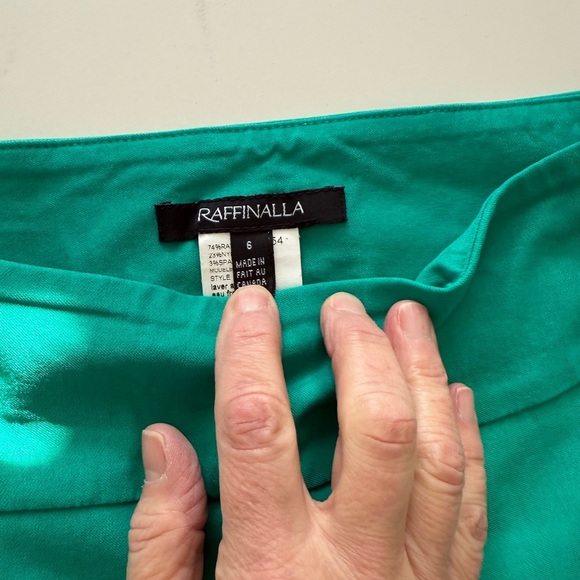 Rafinalla Perfect Fit green capris pants in size 6 🍀 - Picture 5 of 6